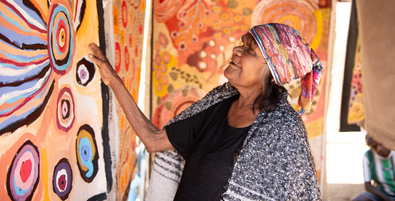 wanatjura_lewis_of_tjala_arts__amata__at_the_desert_mob_2024_marketplace._photo_by_sara_maiorino._courtesy_desart